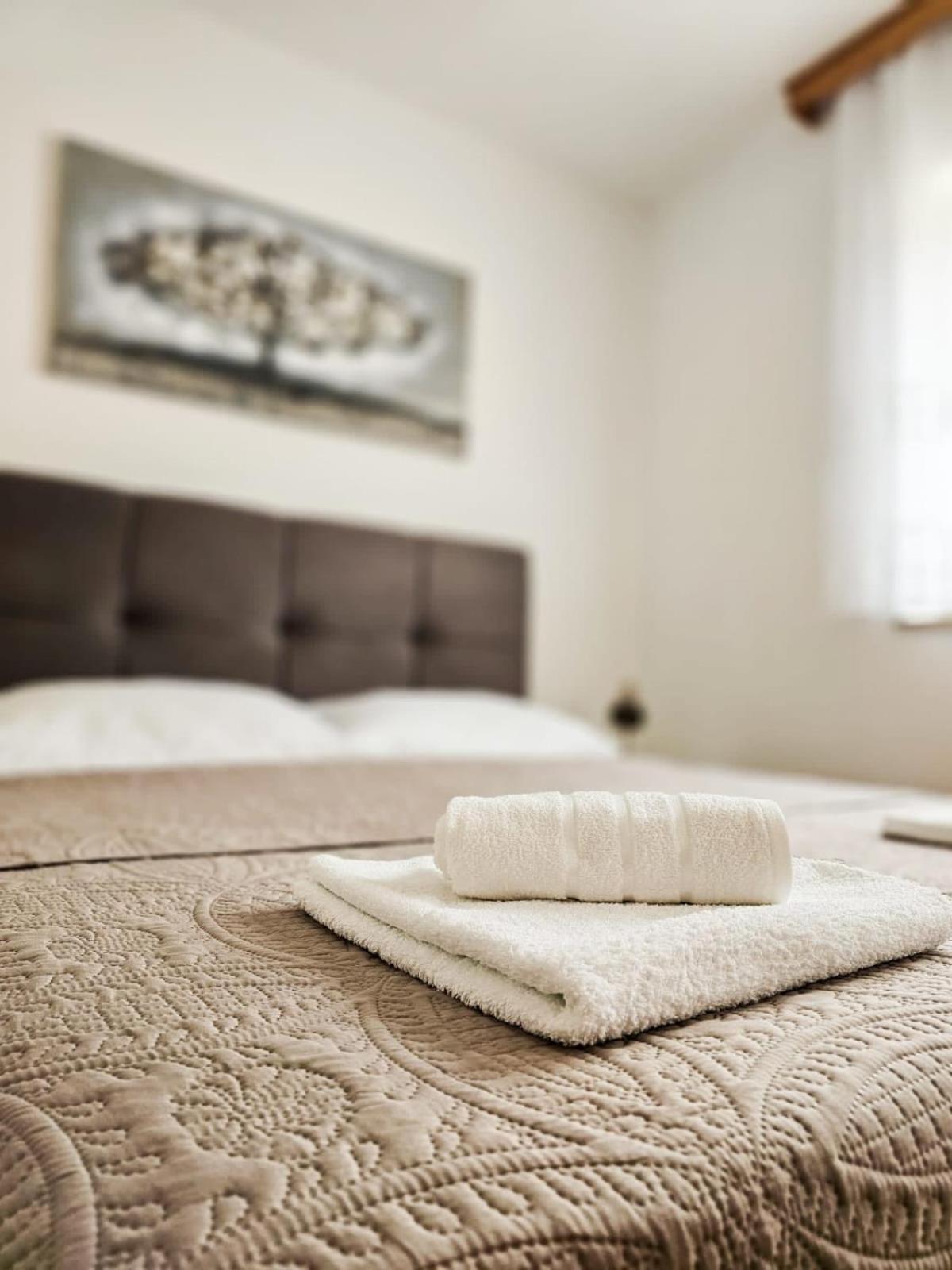 Karalic Ll Apartment *